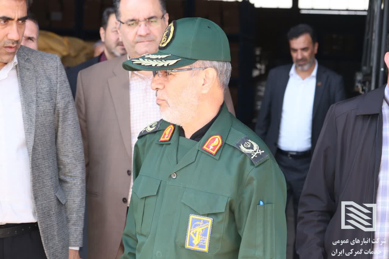 تأکید فرمانده سپاه عاشورا بر نقش‌آفرینی فعالان اقتصادی در خط مقدم جنگ اقتصادی/ سردار عباسقلی‌زاده: فعالان اقتصادی باید پشت «لانچرهای اقتصادی» برای رفاه مردم قرار بگیرند. 11
